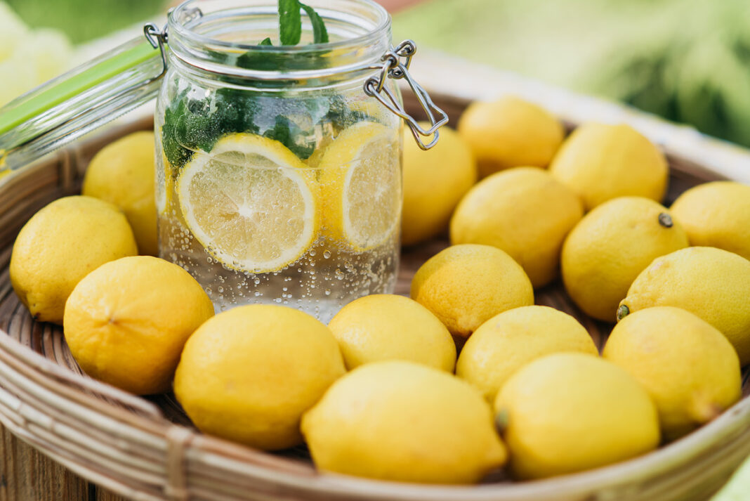 Lemon water can relieve tooth pain
