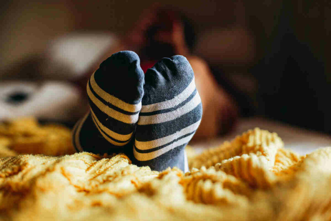 Can wearing wet socks to bed improve blood circulation?