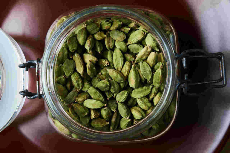 તથ્ય જાંચ: શું એલચી ખરેખર ચિંતા ઘટાડે છે અને ઊંઘ સુધારે છે?