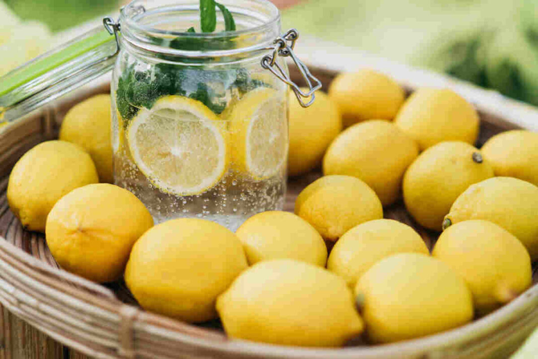 lemon water detoxifies the body